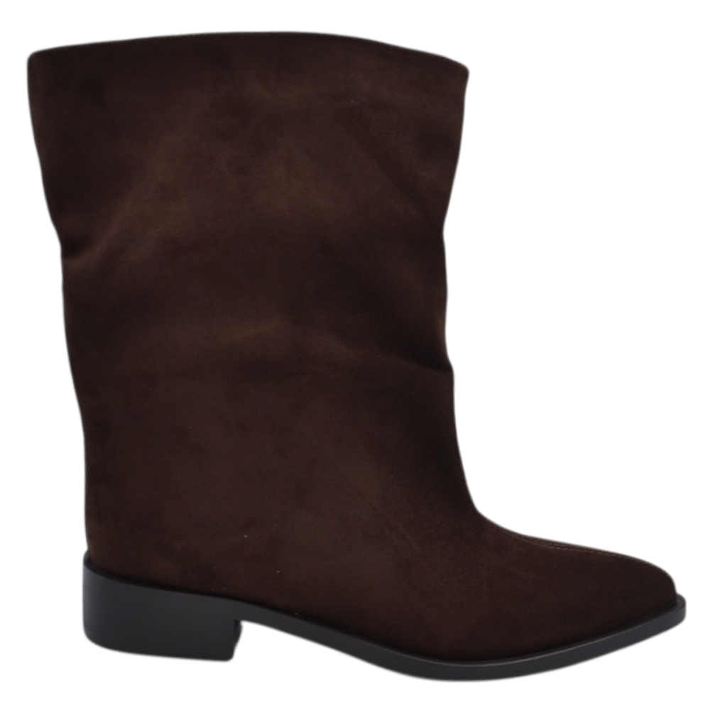 Tronchetto stivaletto donna camoscio marrone con gambale overwide slouchy  punta affusolata e tacco basso squadrato.