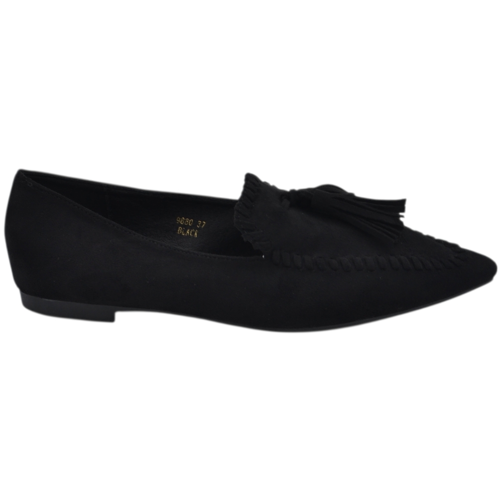 Mocassino donna in camoscio nero con punta nappe frangia decorativa cuciture in rilievo e suola ultra bassa.