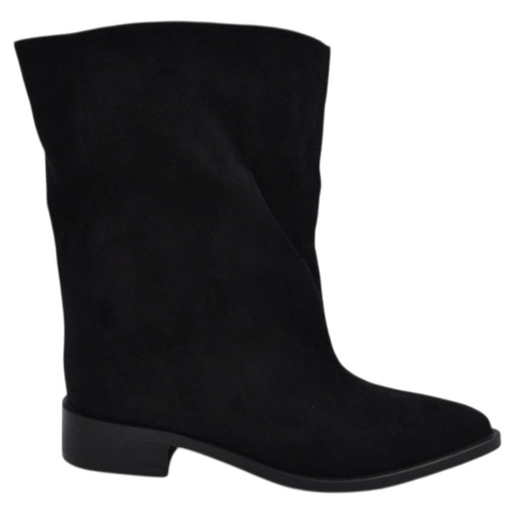 Tronchetto stivaletto donna camoscio nero con gambale overwide slouchy  punta affusolata e tacco basso squadrato.