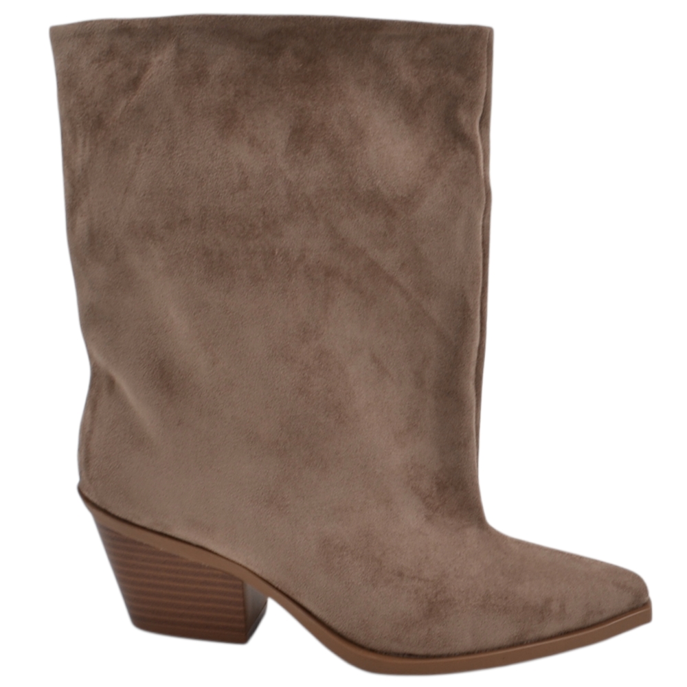 Tronchetto stivaletto donna camoscio beige con gambale overwide slouchy punta e tacco western 5 cm.