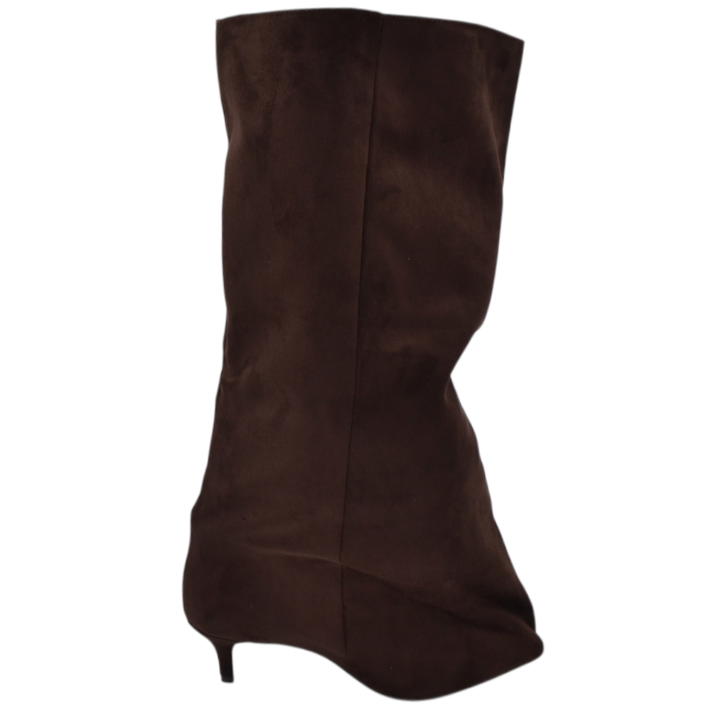 Stivale donna in camoscio marrone con gambale tubolare largo overwide punta e tacco kitten stiletto 4 cm.