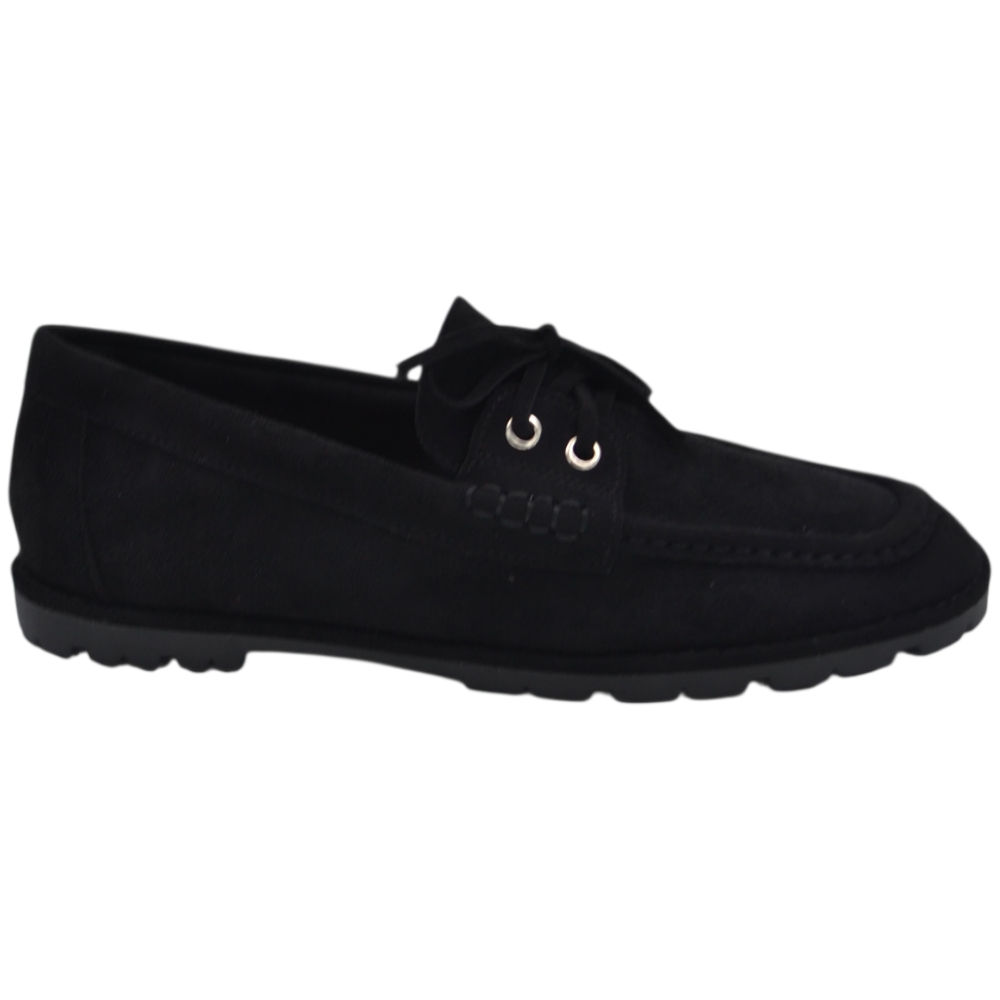 Mocassino donna in camoscio nero con laccetto decorativo, cuciture in rilievo e suola in gomma intagliata.