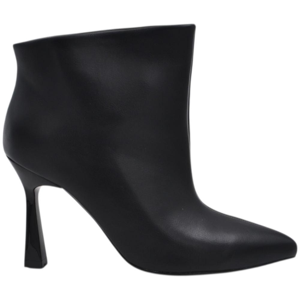 Tronchetto donna in pellame opaco nero con gambale ampio alla caviglia punta e tacco largo sagomato 9 cm.