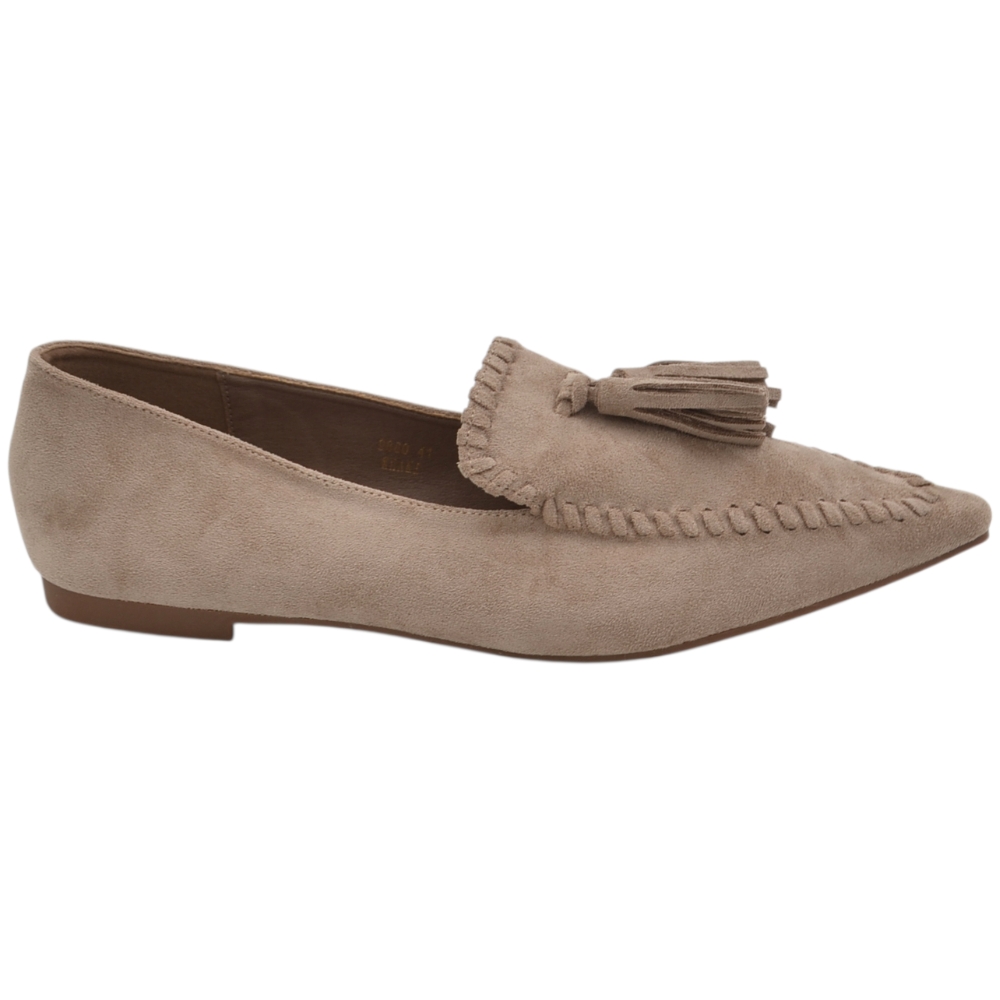 Mocassino donna in camoscio beige con punta nappe frangia decorativa cuciture in rilievo e suola ultra bassa.