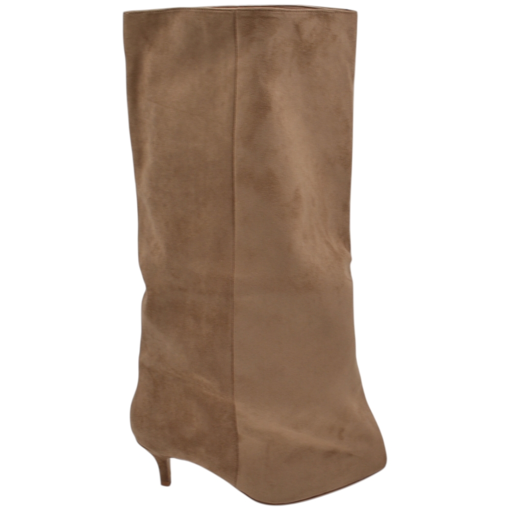 Stivale donna in camoscio beige con gambale tubolare largo overwide punta e tacco kitten stiletto 4 cm.