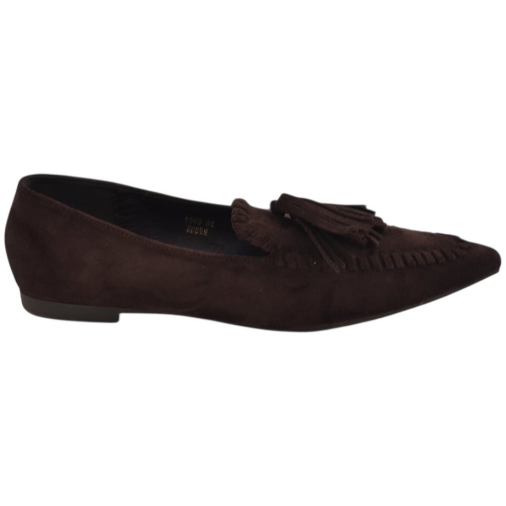 Mocassino donna in camoscio marrone con punta nappe frangia decorativa cuciture in rilievo e suola ultra bassa.
