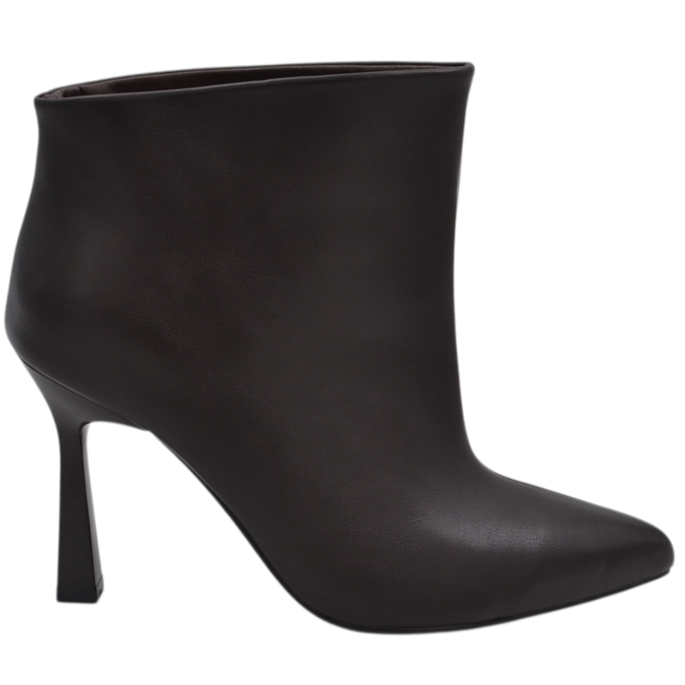 Tronchetto donna in pellame opaco marrone con gambale ampio alla caviglia punta e tacco largo sagomato 9 cm.