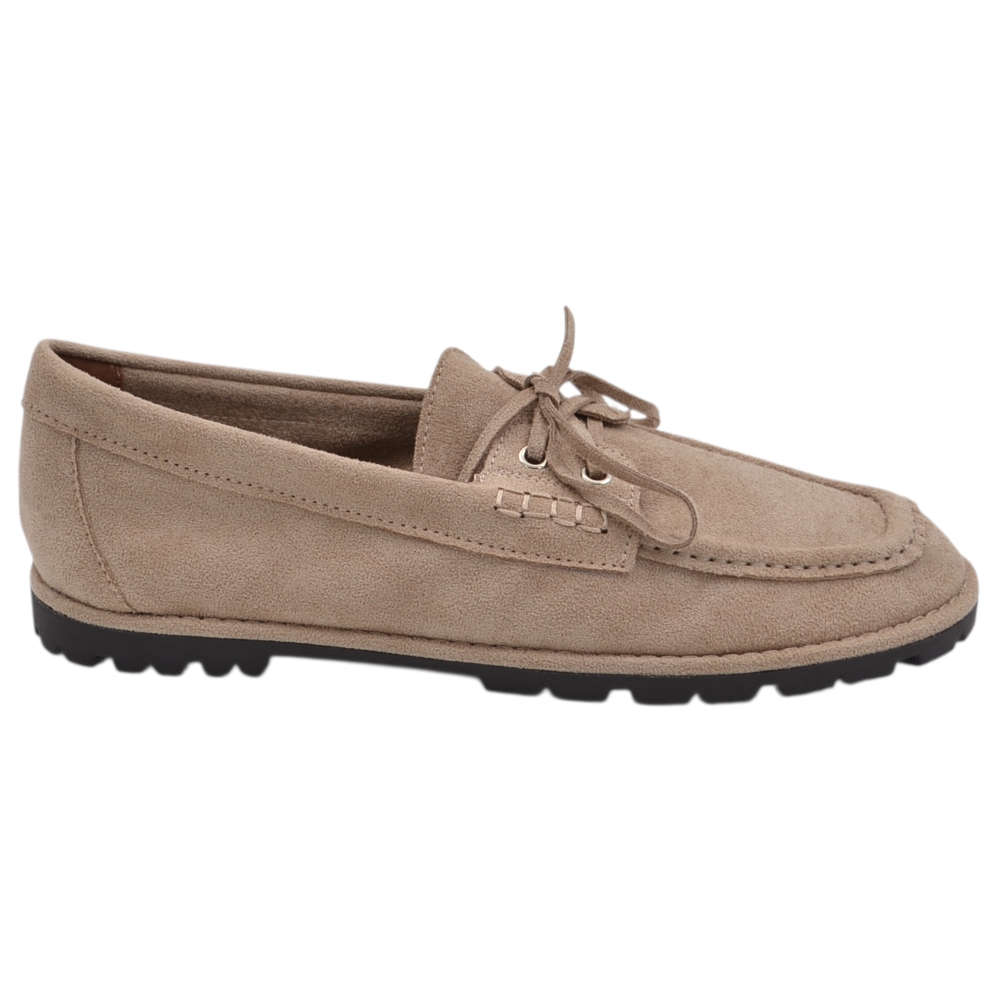 Mocassino donna in camoscio beige con laccetto decorativo, cuciture in rilievo e suola in gomma intagliata.
