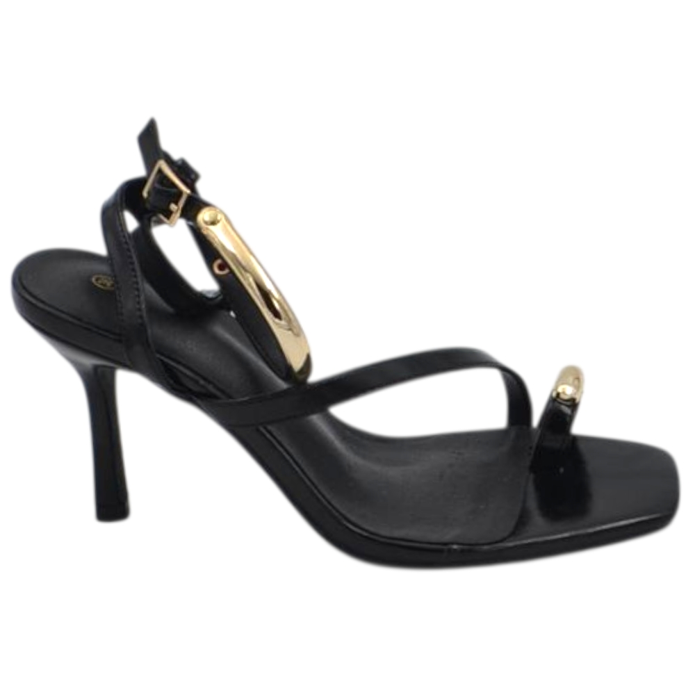 Sandalo donna in pelle nera con infradito dettaglio metallico oro e chiusura alla caviglia tacco 10 cm sottile.