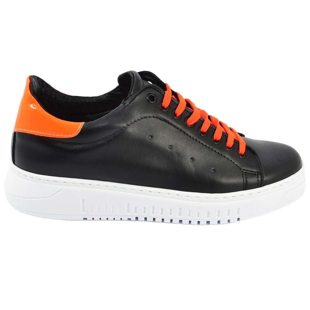 Sneakers uomo bassa in vero pelle nero con fortino fluo fondo alto bianco moda basic comode fatte a mano in italia