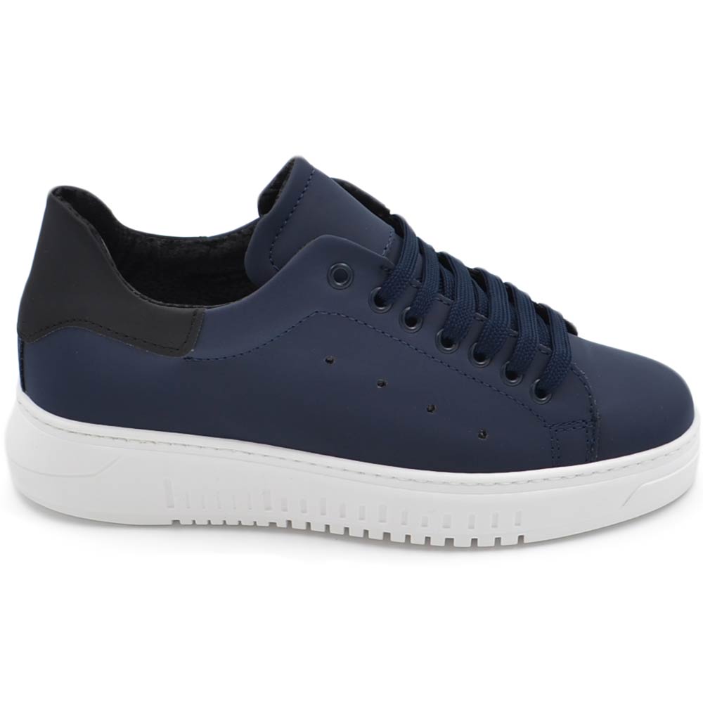 Sneakers uomo bassa linea basic in vera pelle gommata blu con fortino nero e lacci in tinta fondo army bianco.