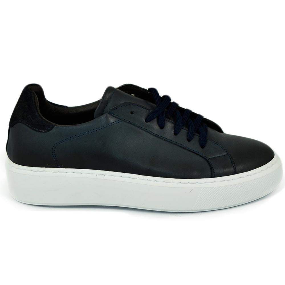 Sneakers uomo basic in vera pelle blu con talloncino camoscio e lacci in tinta comfort casual made in Italy moda.