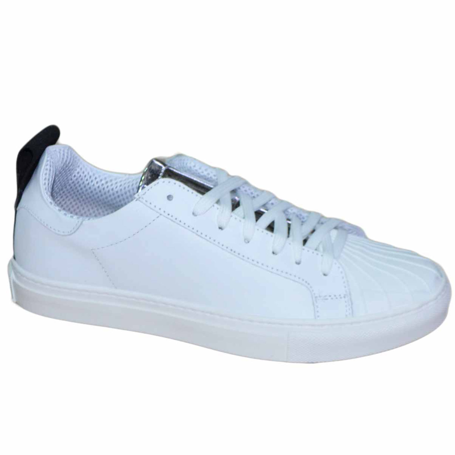 Sneakers bassa linguetta centrale laminata  Uomo Limited Elastico Punta gommata vera pelle bianco .