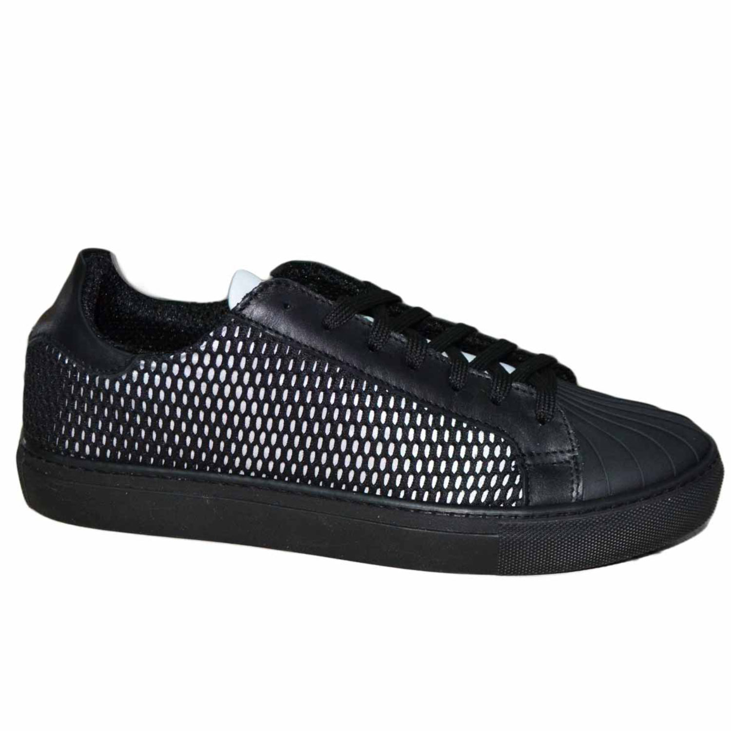 Scarpe uomo sneakers bassa linguetta artistic vera pelle tessuto nero e bianco forato fondo nero ultraleggero lacci 