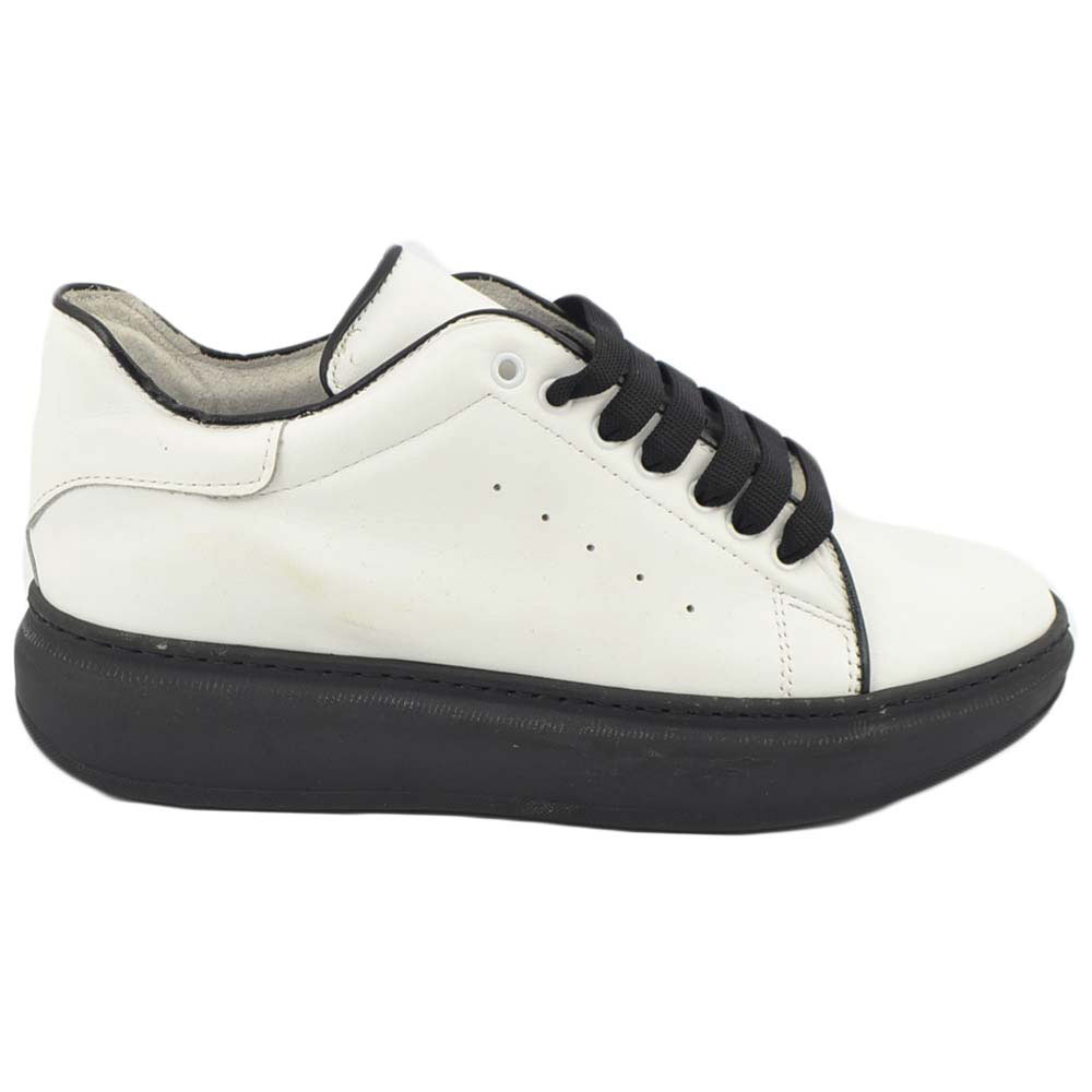 Sneakers uomo bassa linea basic in vera pelle bianca con bordino nero in pelle e lacci in tinta fondo tondo nero