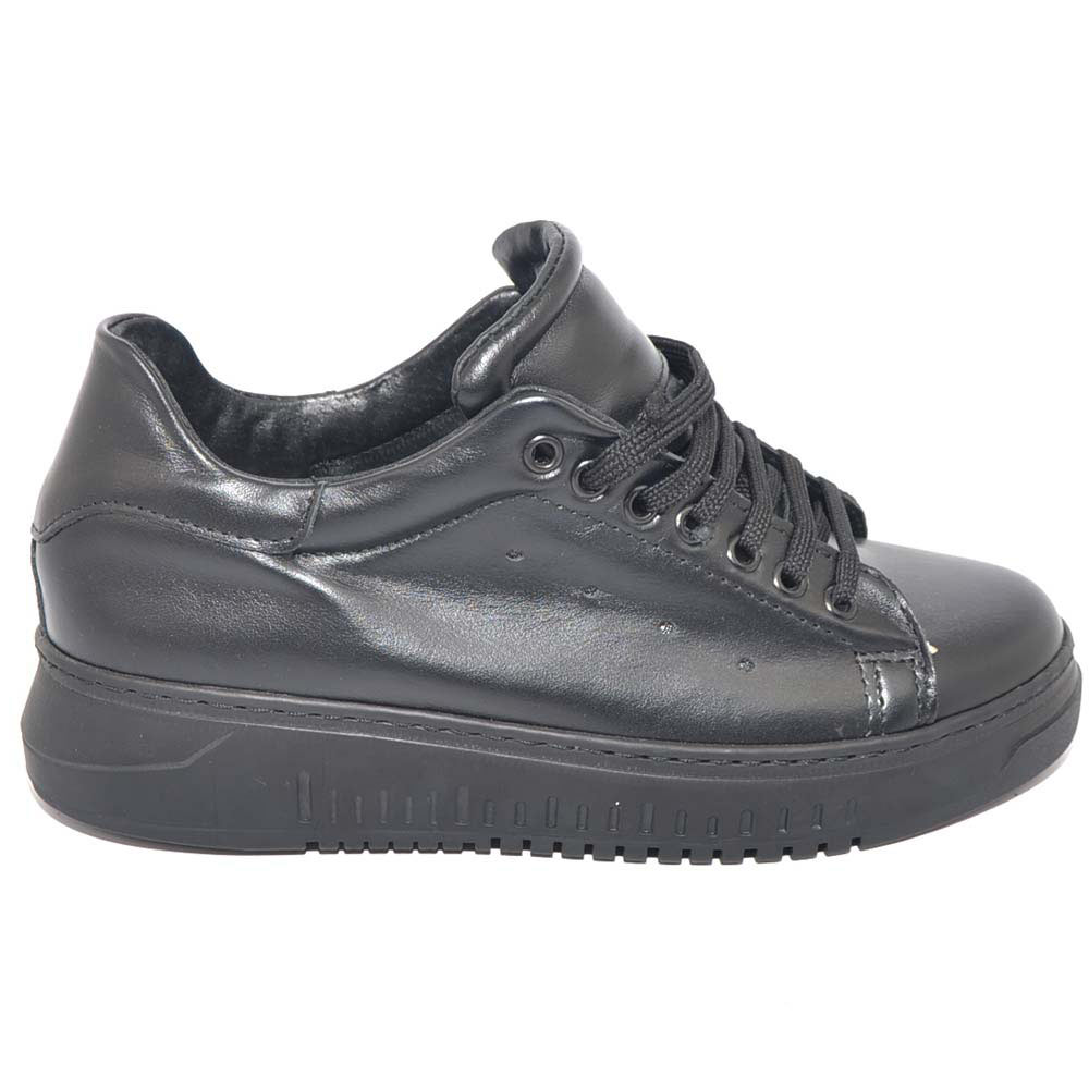 Sneakers bassa uomo nera in vera pelle tinta unita e lacci in tinta fondo army nero moda uomo made in italy