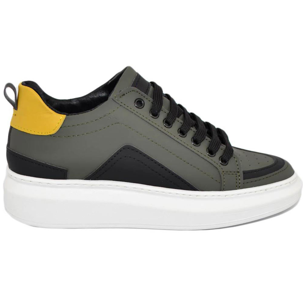 Sneakers bassa uomo in vera pelle gommata verde riporti nero e giallo contrasto fondo tondo bianco moda business man	