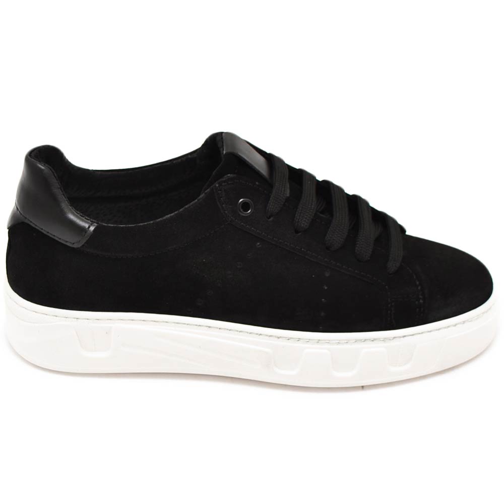 Scarpa sneakers bassa uomo basic vera pelle scamosciata nera linea basic fondo in gomma bianco alto PASOL casual