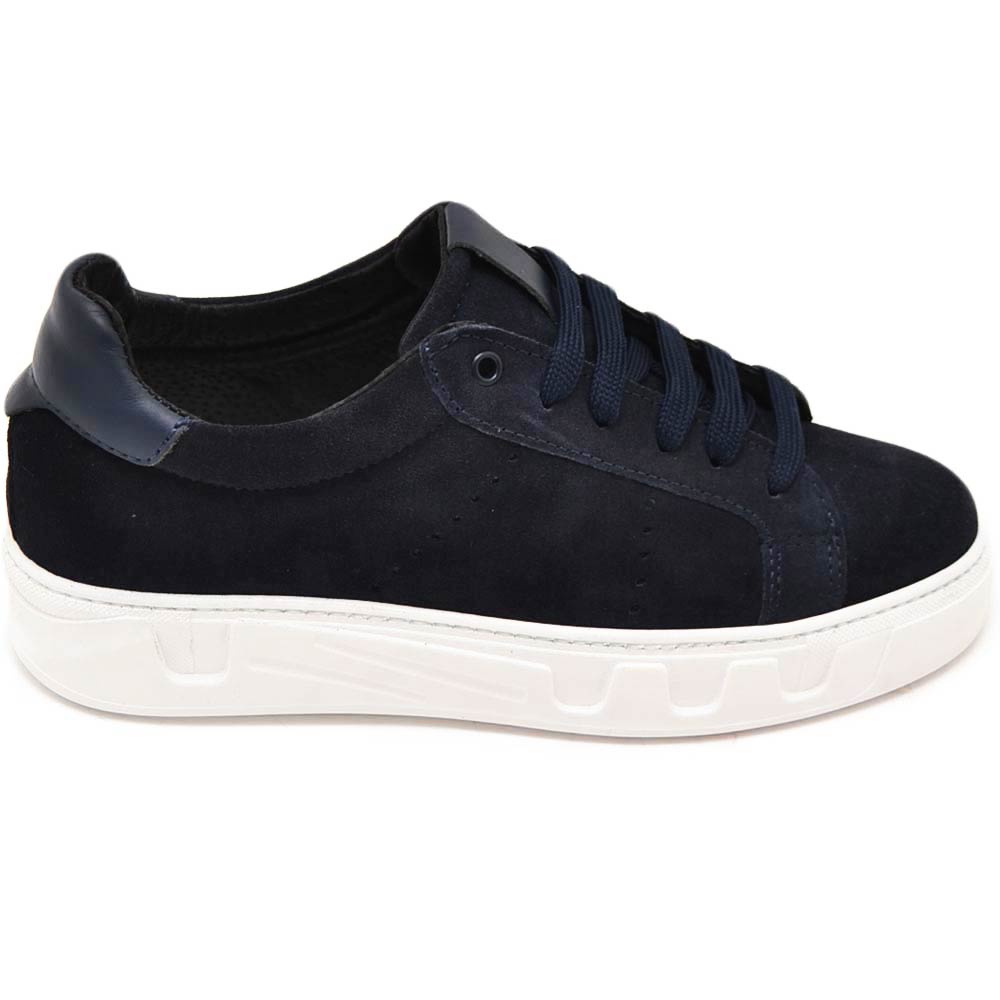 Scarpa sneakers bassa uomo basic vera pelle scamosciata blu linea basic fondo in gomma bianco alto PASOL casual.