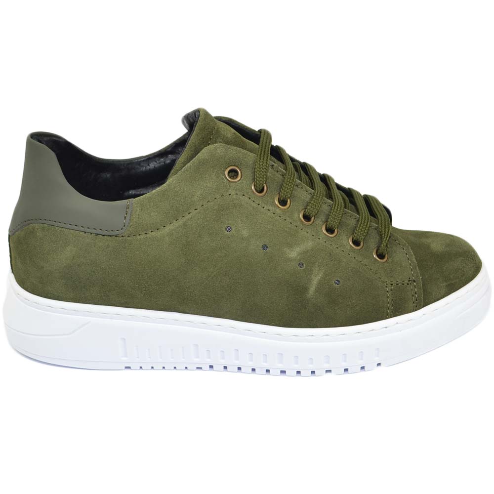 SNEAKERS UOMO BASSA IN VERA PELLE CAMOSCIO VERDE MILITARE CON FORTINO IN PELLE VERDE E LACCI IN TINTA FONDO ARMY BIANCO.