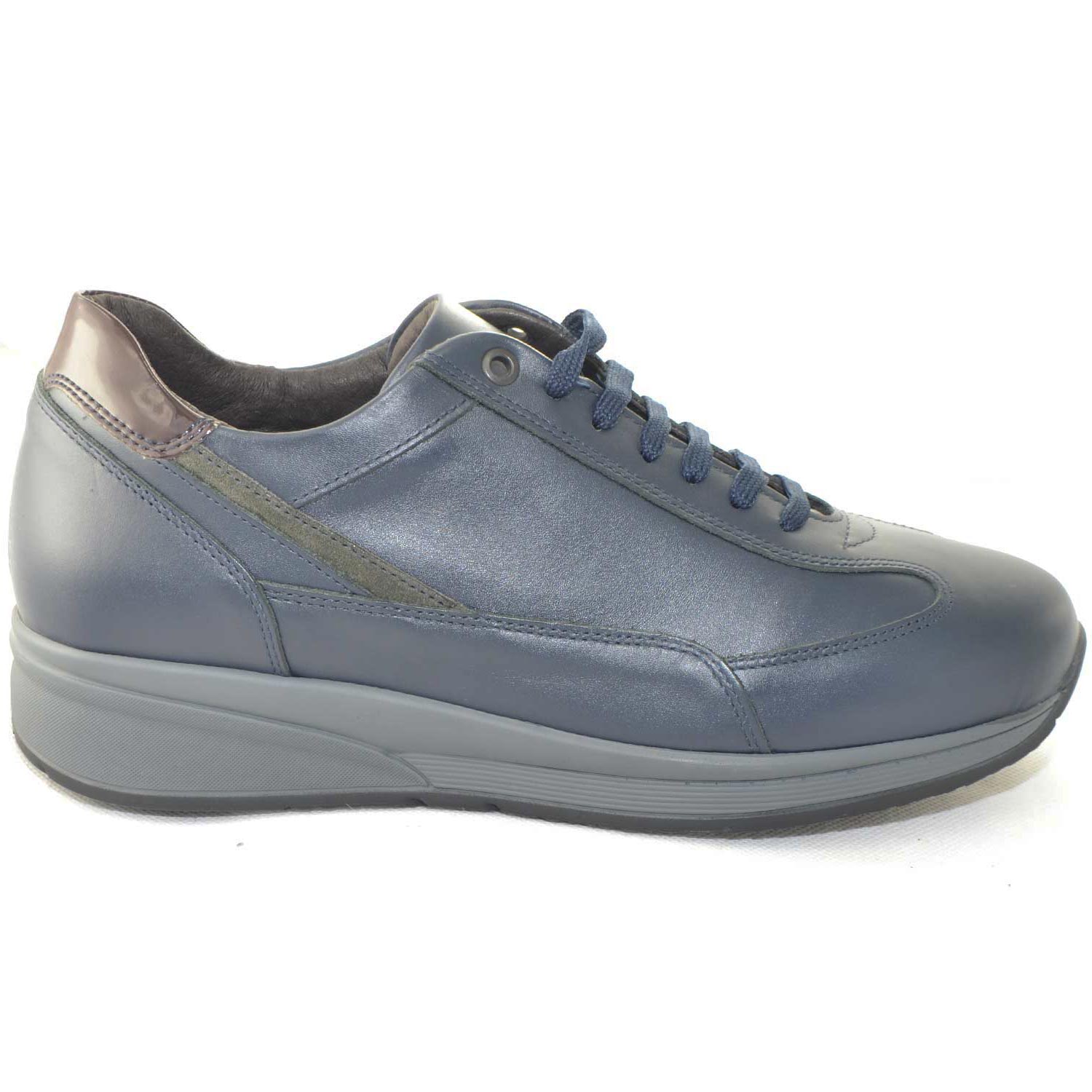 Scarpe uomo sneakers bassa made in italy vera pelle nappa blu e vernice a contrasto linea maschile comfort antiscivolo.