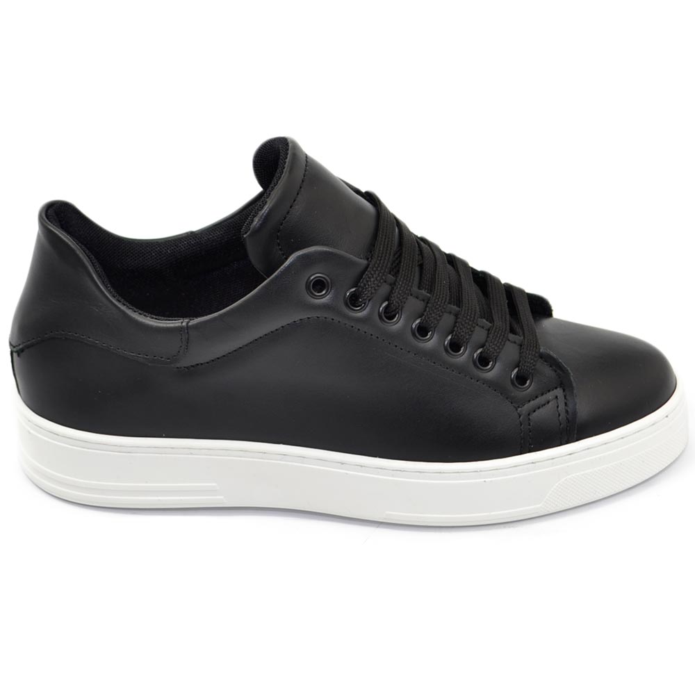 Scarpa sneakers bassa uomo basic vera pelle liscia nero linea basic fondo in gomma bianco moda casual