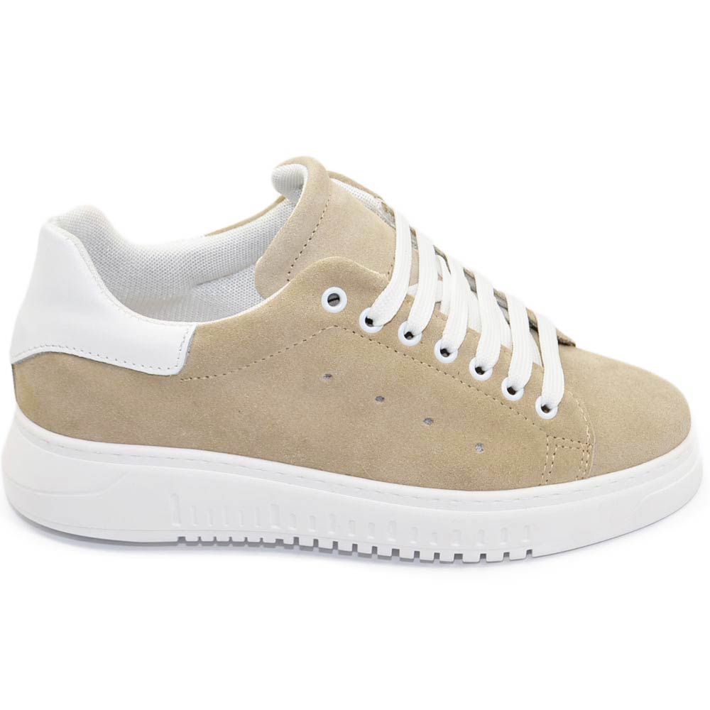 Sneakers uomo bassa vera pelle scamosciato beige bicolore con fondo alto bianco moda comode fatte a mano in italia