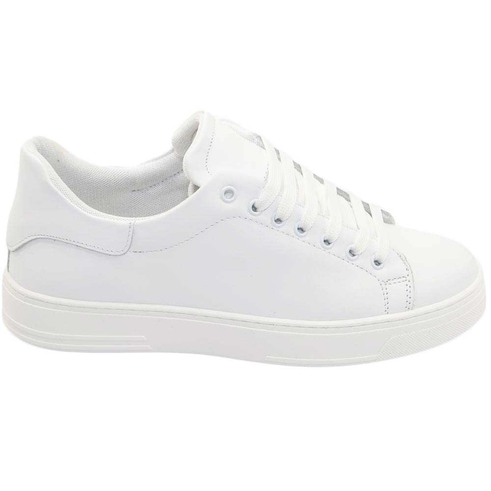 Scarpa sneakers bassa uomo basic vera pelle liscia bianca linea basic fondo in gomma bianco moda casual.