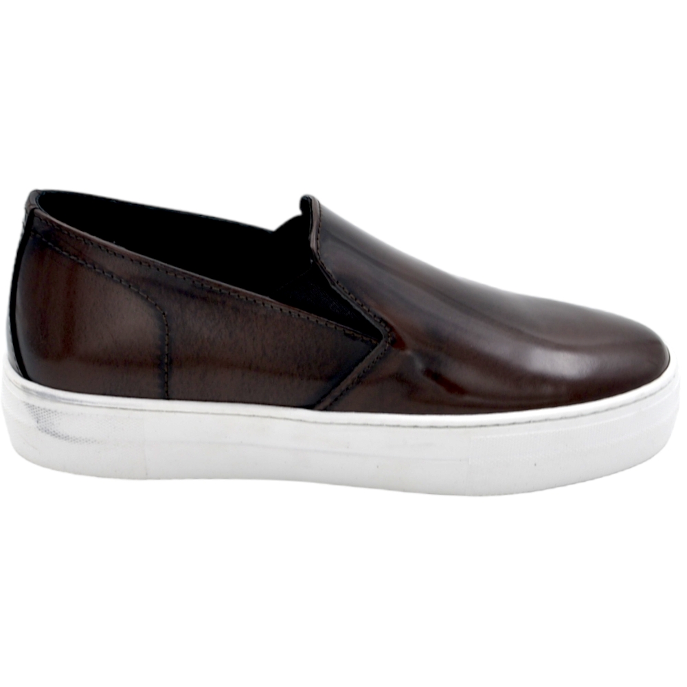 Scarpe mocassino uomo slip on in vera pelle abrasivata marrone con suola in gomma tono su tono 4 cm elastico laterale