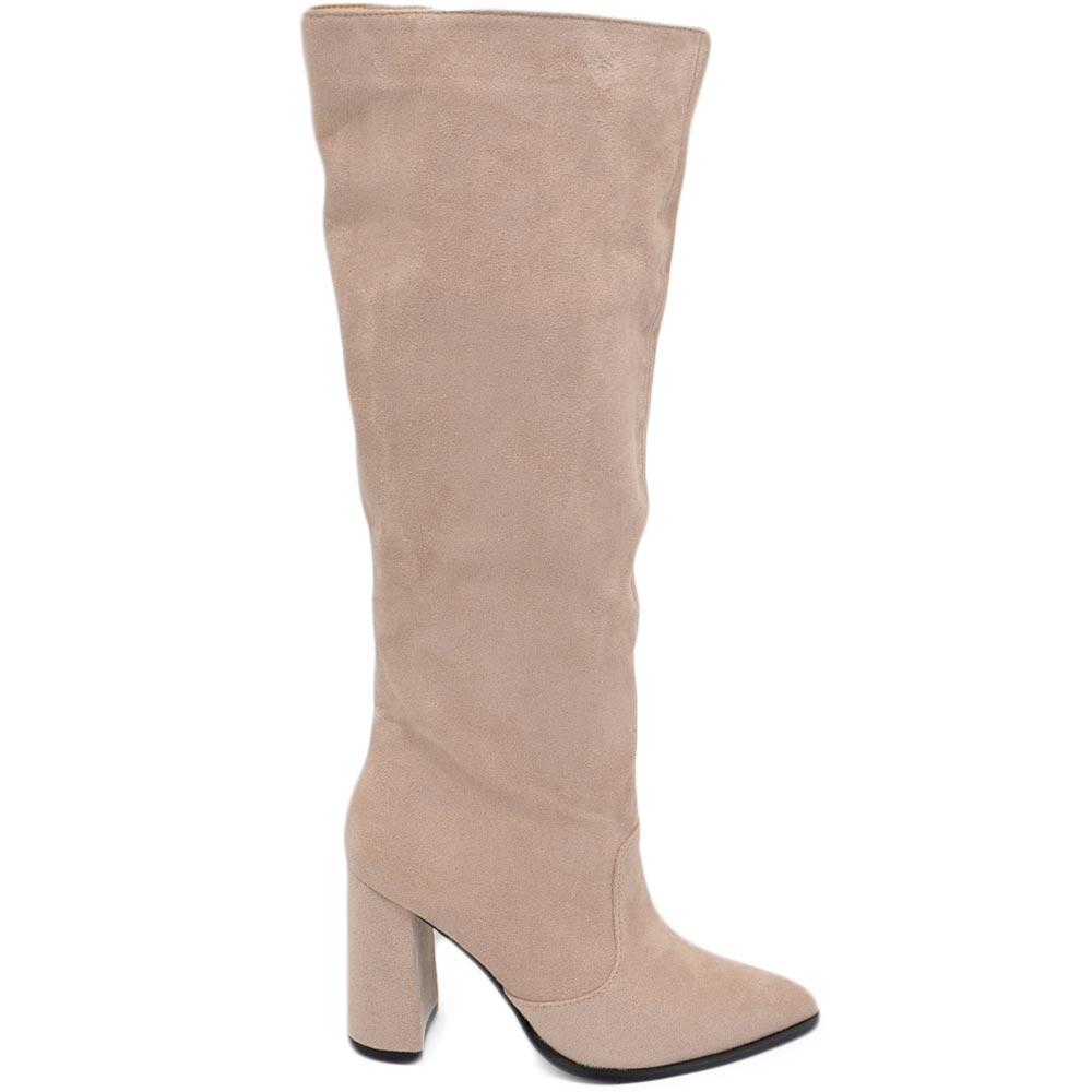 Stivale donna alto rigido in camoscio beige tacco largo liscio linea basic a punta moda altezza ginocchio zip