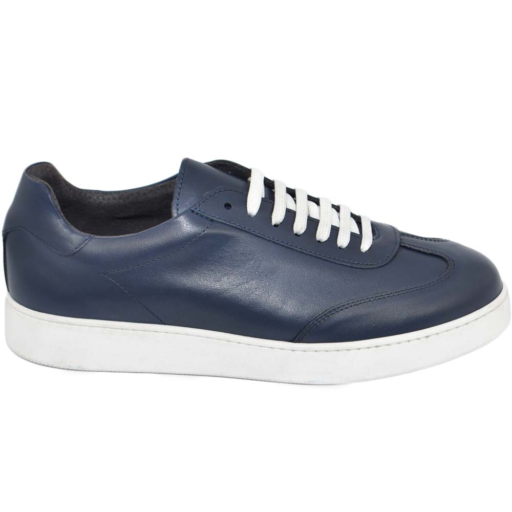 Sneakers bassa uomo linea basic in vera pelle di nappa blu con fondo in gomma light bianco business man casual comfort.