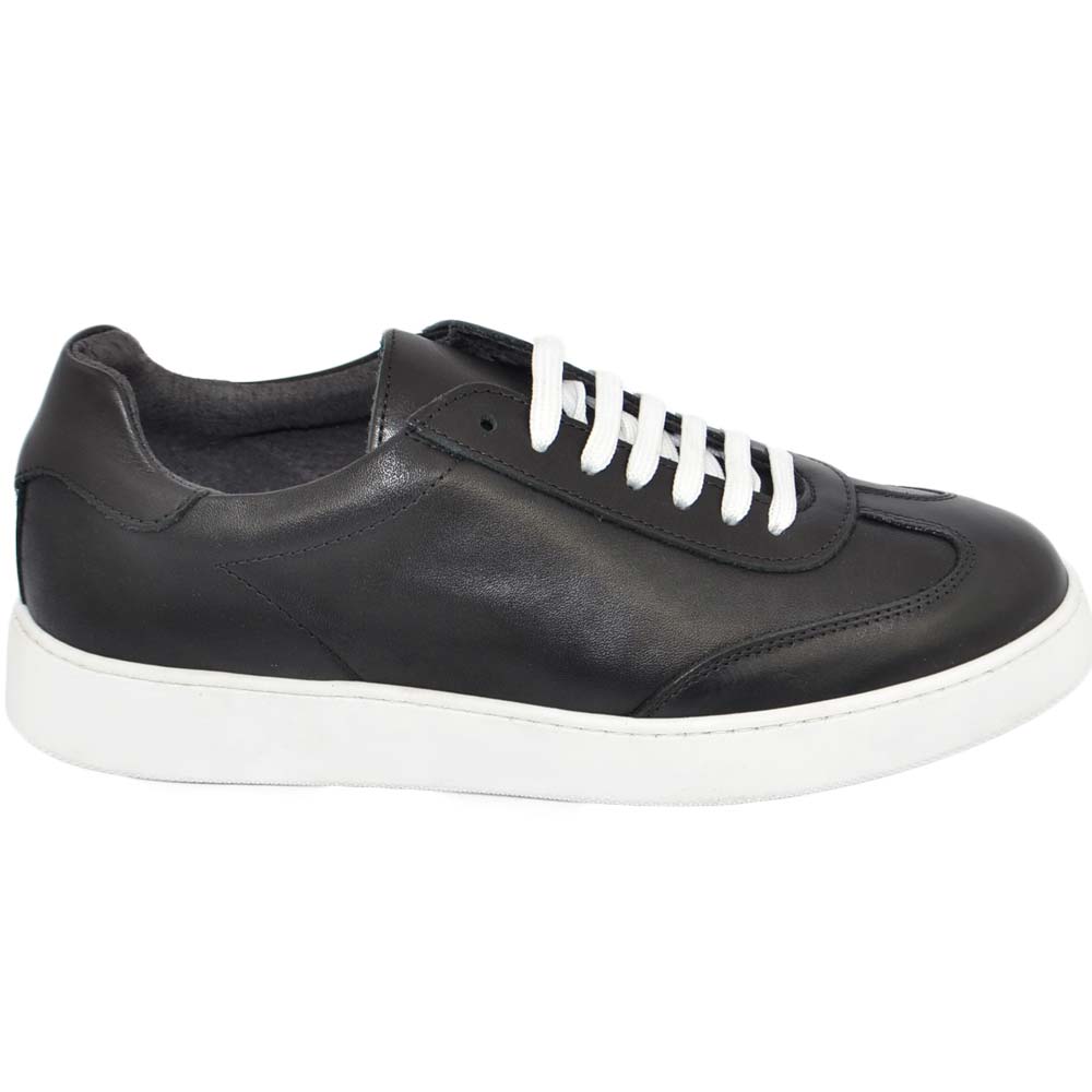 Sneakers bassa uomo linea basic in vera pelle di nappa nera fondo in gomma light bianco business man casual comfort.