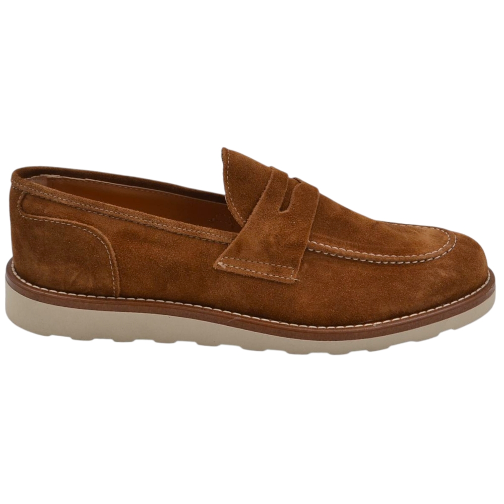 Scarpa mocassino uomo in vero camoscio cuoio con bendina suola in gomma zigrinata 3 cm cuciture a vista.