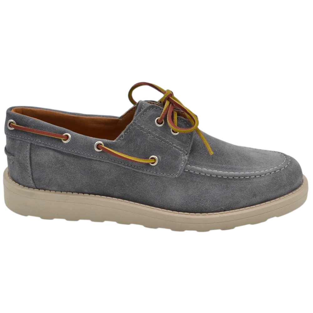 Scarpa mocassino uomo in vero camoscio grigio con lacci in pelle occhielli argento suola in gomma zigrinata 3 cm.