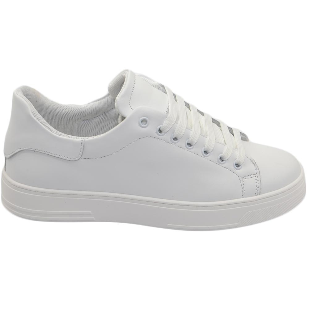 Scarpa sneakers bassa uomo basic vera pelle liscia bianca linea basic fondo in gomma bianco moda casual.