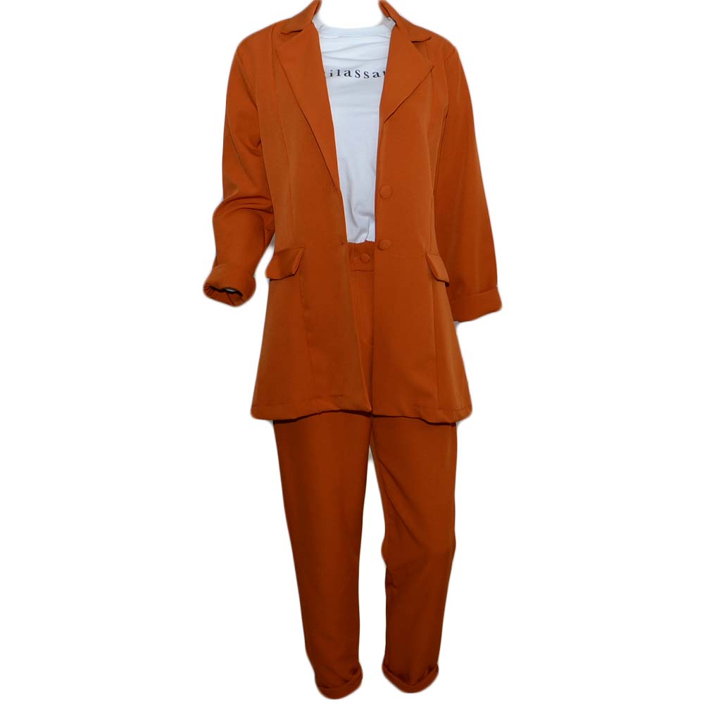 Tailleur coordinato donna arancio con blazer lungo taglio maschile e pantaloni a sigaretta con elastico e bottone moda 