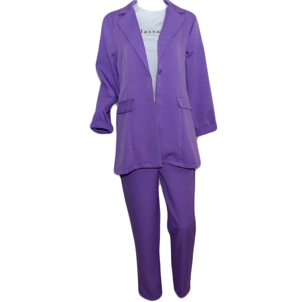 Tailleur coordinato donna viola con blazer lungo taglio maschile e pantaloni a sigaretta con elastico e bottone moda .