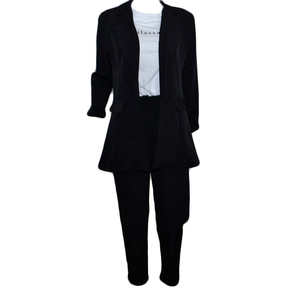Tailleur coordinato donna nero con blazer lungo taglio maschile e pantaloni a sigaretta con elastico e bottone moda .