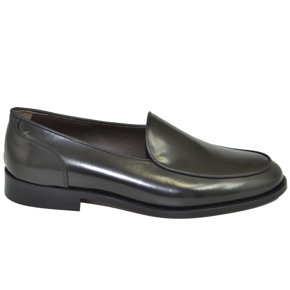 Mocassini LS Luisantiago in vera pelle di nappa nero con fondo cuoio ovalino e riferimenti slip on rivisitati mules uomo