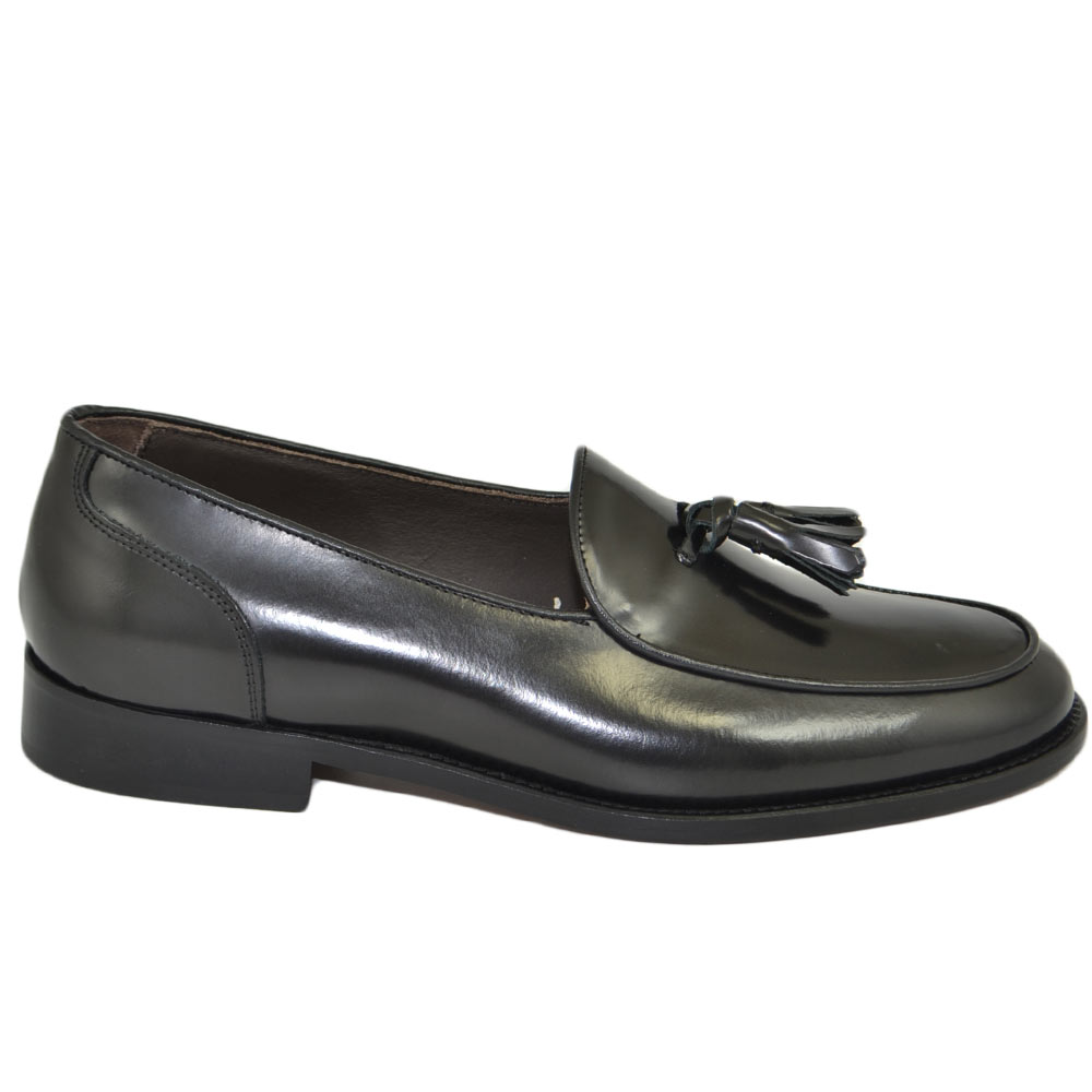 Mocassini ls luisantiago in vera pelle abrasivata nero fondo cuoio ovalino e nappine a campanella rifinimenti ondulati