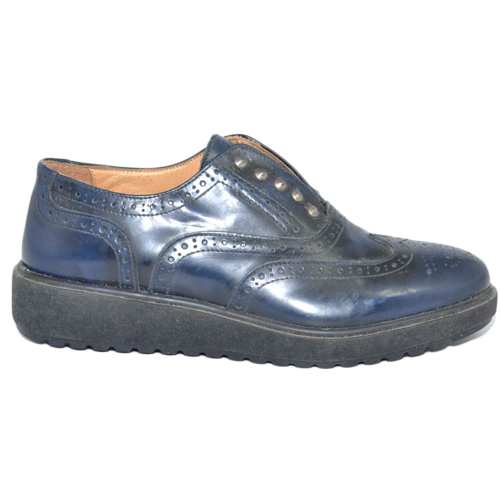 Scarpe francesina donna blu senza lacci con borchie vera pelle abrasivata punta tonda gomma comfort made in Italy