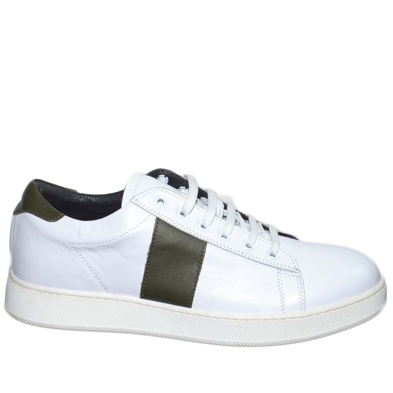 Sneakers bassa in vera pelle morbida bianca con striscia trasversale verde miltare e fortino in tinta fondo antistrecht.