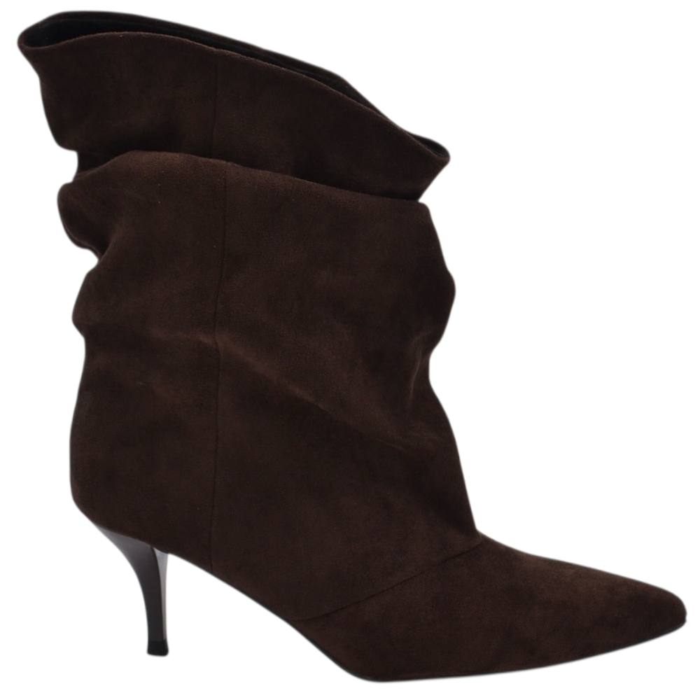 Tronchetto stivaletto marrone in camoscio donna alla caviglia con tacco a spillo basso 5cm vestibilita' over zip a punta.