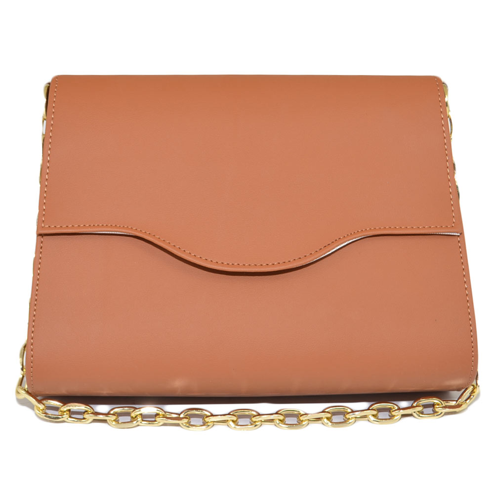Pochette rigida oversize clutch marrone cuoio a forma di lettera con clip polsiera e catena oro inclusa.
