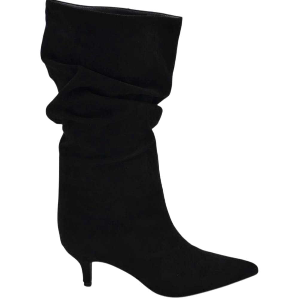 Tronchetto stivaletto nero in camoscio donna linea Basic con tacco a spillo basso 5 cm vestibilita' over con zip a punta.