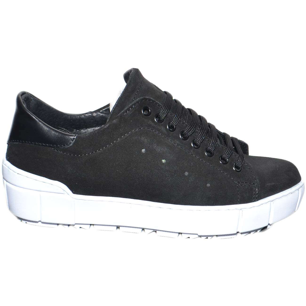 Sneakers bassa uomo in nabuk scamosciato nero e vitello nero fondo bomber bianco alto moda giovane street style tendenza.