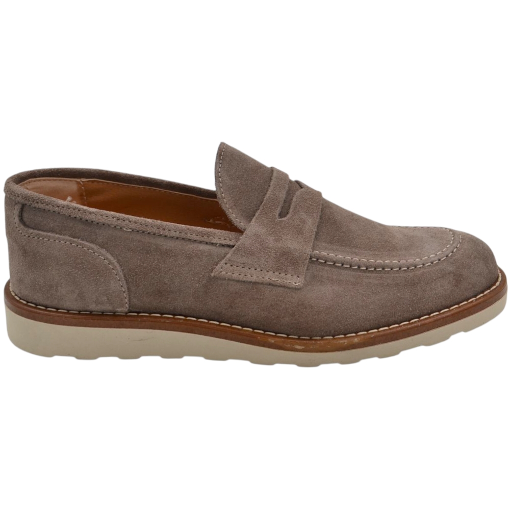 Scarpa mocassino uomo in vero camoscio beige taupe con bendina suola in gomma zigrinata 3 cm cuciture a vista