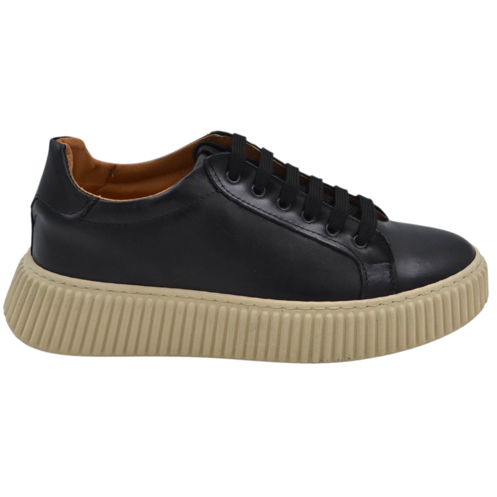 SNEARKERS UOMO NERO IN VERA PELLE CON INSERTI DI CAMOSCIO CHIUSURA CON LACCI TRASPIRANTE FONDO ALTO ANATOMICO.