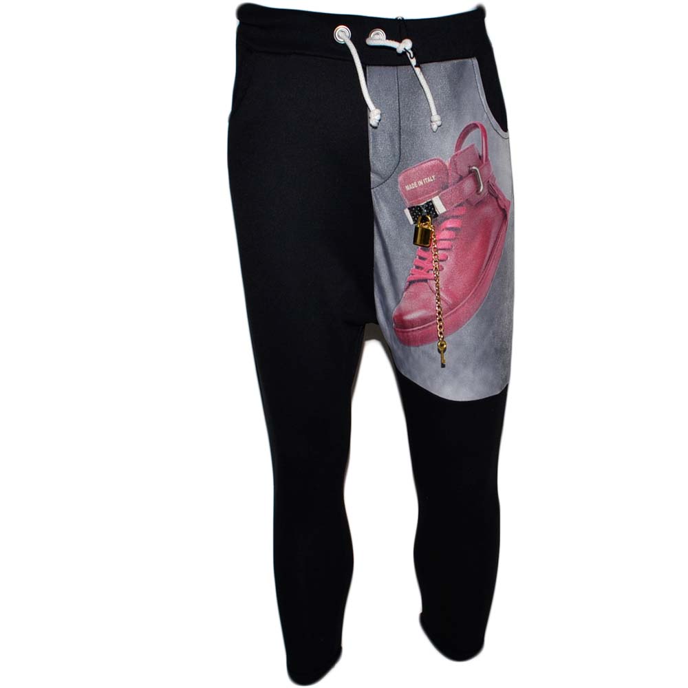 Pantaloni jogger cavallo basso uomo nero con elastico e coulisse stampa scarpe rosse moda giovane street