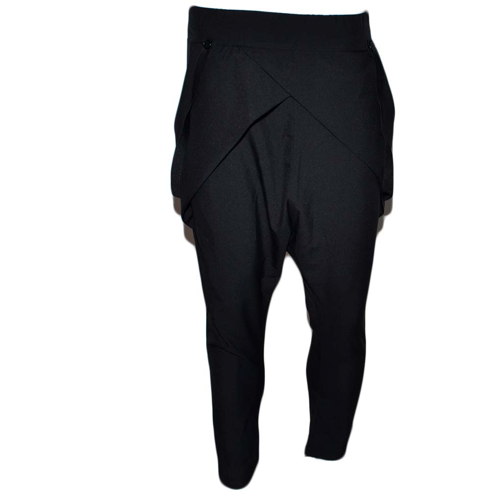 Pantaloni jogger cavallo basso uomo nero con elastico e coulisse e tasche laterali e bretelle moda giovane street
